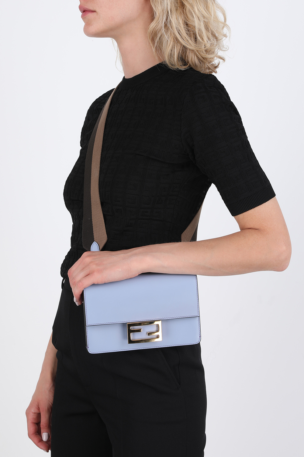 תמונת כל הלוק של Flat Baguette Bag in Blue Leather